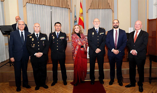 La Polica Nacional recibe un homenaje en su bicentenario nombrndole Granviario de Honor 2024